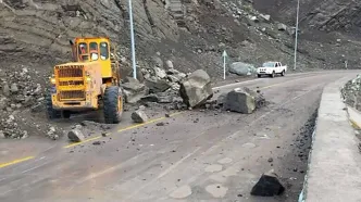 لح شدن دو ماشین در ریزش ناگهانی کوه در جاده چالوس