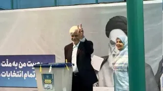 رای دادن محمدرضا عارف و همسرش در حسینیه جماران+ فیلم