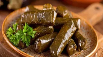 طرز تهیه دلمه برگ مو با رب انار و سس مخصوص