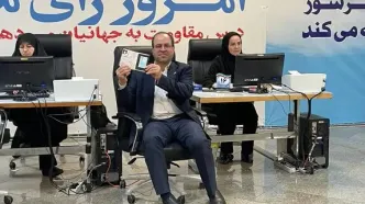 ثبت نام رئیس دانشگاه تهران در انتخابات ریاست جمهوری/ فیلم