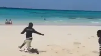 (ویدئو) فوتبال بازی کردن کوین یامگا با کودکان در ساحل