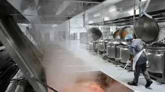 غذای حجاج ایرانی در این آشپزخانه مدرن مکه تهیه می شود+ فیلم