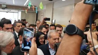 تصویرِ دختر و نوه یک کاندیدا پای صندوق رأی