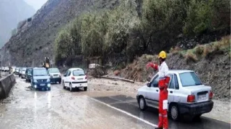 سیلاب در جاده کندوان، خودروها را با خود برد!