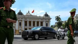 عکس یادگاری نیروهای امنیتی ویتنام با خودروی پوتین/ ویدئو
