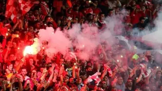 اقدام خطرناک هواداران پرسپولیس در ورزشگاه آزادی!+ فیلم