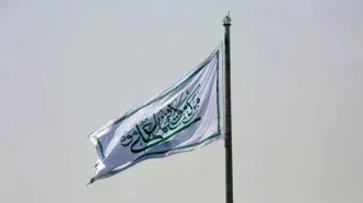 اهتزاز بزرگ‌ترین پرچم علوی کشور در اراضی عباس‌آباد