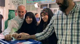 حمید نوری به همراه خانواده در مسجد النبی هفت حوض رای خود را به صندوق انداخت