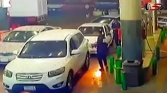 لحظه آتش گرفتن خودروی سانتافه در پمپ بنزین! + ویدئو