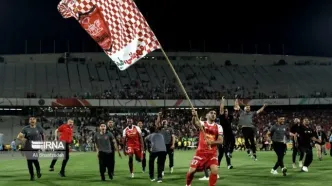 جشن پرشور بازیکنان پرسپولیس با جام قهرمانی