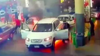 لحظه آتش گرفتن خودروی سانتافه در پمپ بنزین