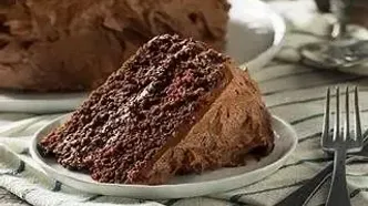 طرز تهیه خوشمزه‌ترین کیک شکلاتی یخچالی پراگ با بیسکوییت و کره + فیلم / متفاوت ترین روش تهیه کیک شکلاتی پراگ