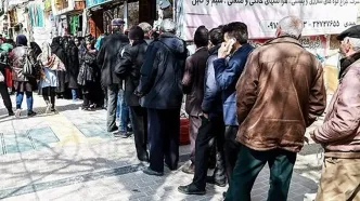صف طولانی مردم برای خرید پفک در تهران خبرساز شد! + عکس