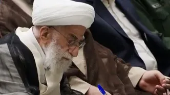ببینید | لحظه امضای جنتی پای سوگندنامه رئیس‌جمهور