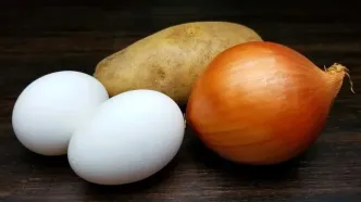(ویدئو) پخت یک املت یمنی ویژه با 2 سیب زمینی، یک پیاز و 3 تخم مرغ