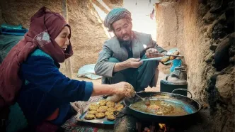 (ویدئو) نحوه پخت کوکو افغانستانی به روش زوج مسن غارنشین