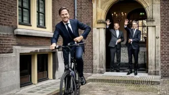 نخست‌وزیر هلند قدرت را به جانشینش سپرد و با دوچرخه به خانه بازگشت/ ویدئو