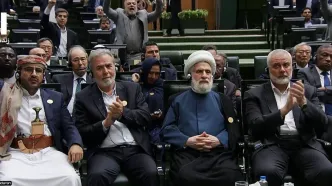 آخرین عکس شهید هنیه در تهران با نشان دادن علامت پیروزی