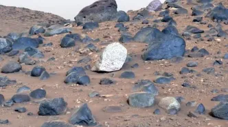 کشف یک تخته‌سنگ سفید بیگانه در مریخ