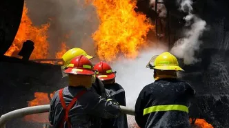 حریق انبار لوازم خانگی، آتش نشانان را به محل حادثه کشاند