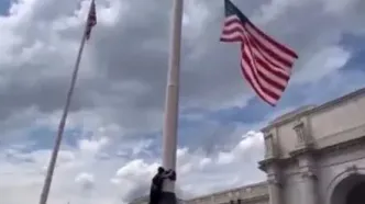 پایین آوردن پرچم آمریکا و بالا بردن پرچم فلسطین در واشنگتن دی سی + فیلم