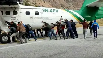(ویدیو) وقتی مسافران هواپیما را هل می‌دهند!