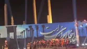 همخوانی مردم با اجرای سرود «ای ایران» توسط علیرضا قربانی در تخت جمشید/ ویدئو