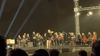 ویدئوی تماشایی از اجرای سرود «ای ایران» توسط علیرضا قربانی در تخت جمشید
