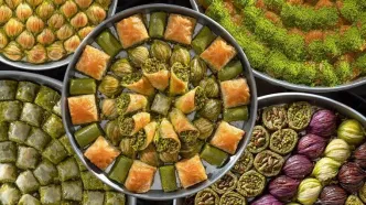 (ویدئو) غذای خیابانی در ترکیه؛ پخت باقلوا در استانبول