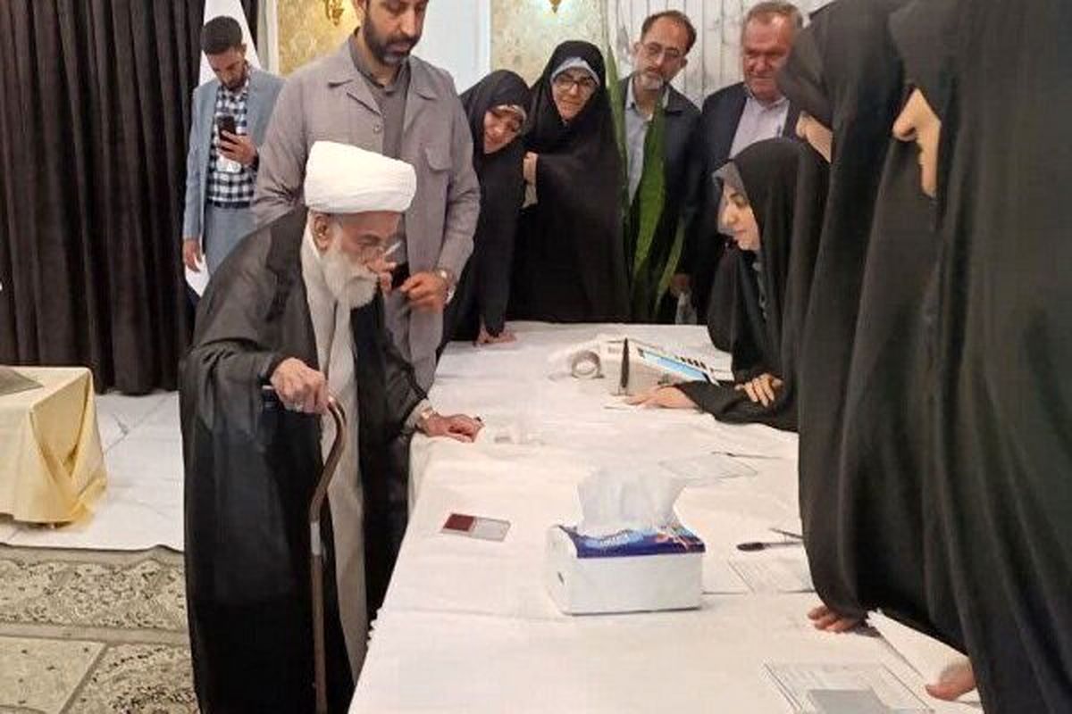 عکس جدید آیت الله جنتی، پای صندوق رای
