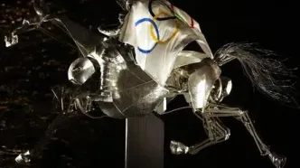 سنگ تمام فرانسه: حمل پرچم المپیک با اسب رباتیک!