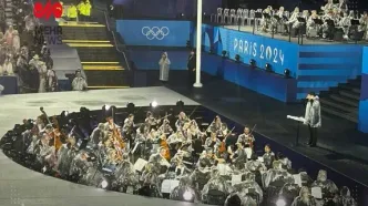 تصاویر | پوشش جالب گروه‌های اجراکننده موسیقی در پاریس به علت شرایط بارانی افتتاحیه المپیک