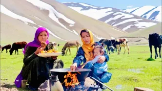 (ویدئو) پخت خوراک گوشت و سیب زمینی به سبک مادر و دختر عشایر افغان