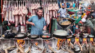 (ویدئو) غذای خیابانی در افغانستان؛ پخت کله پاچه، واویشکا جگر و لوبیا