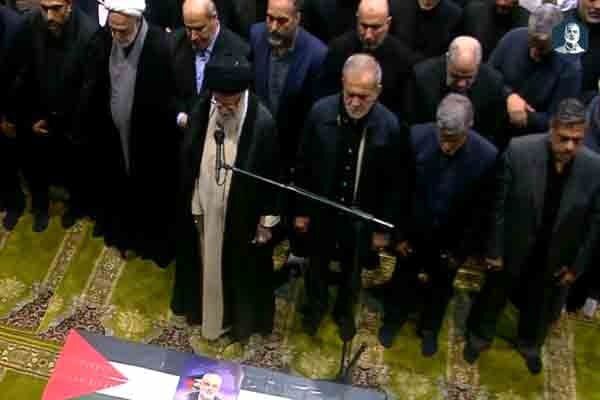تصویری از اقامه نماز رهبر انقلاب بر پیکر  شهید هنیه و محافظ ایشان