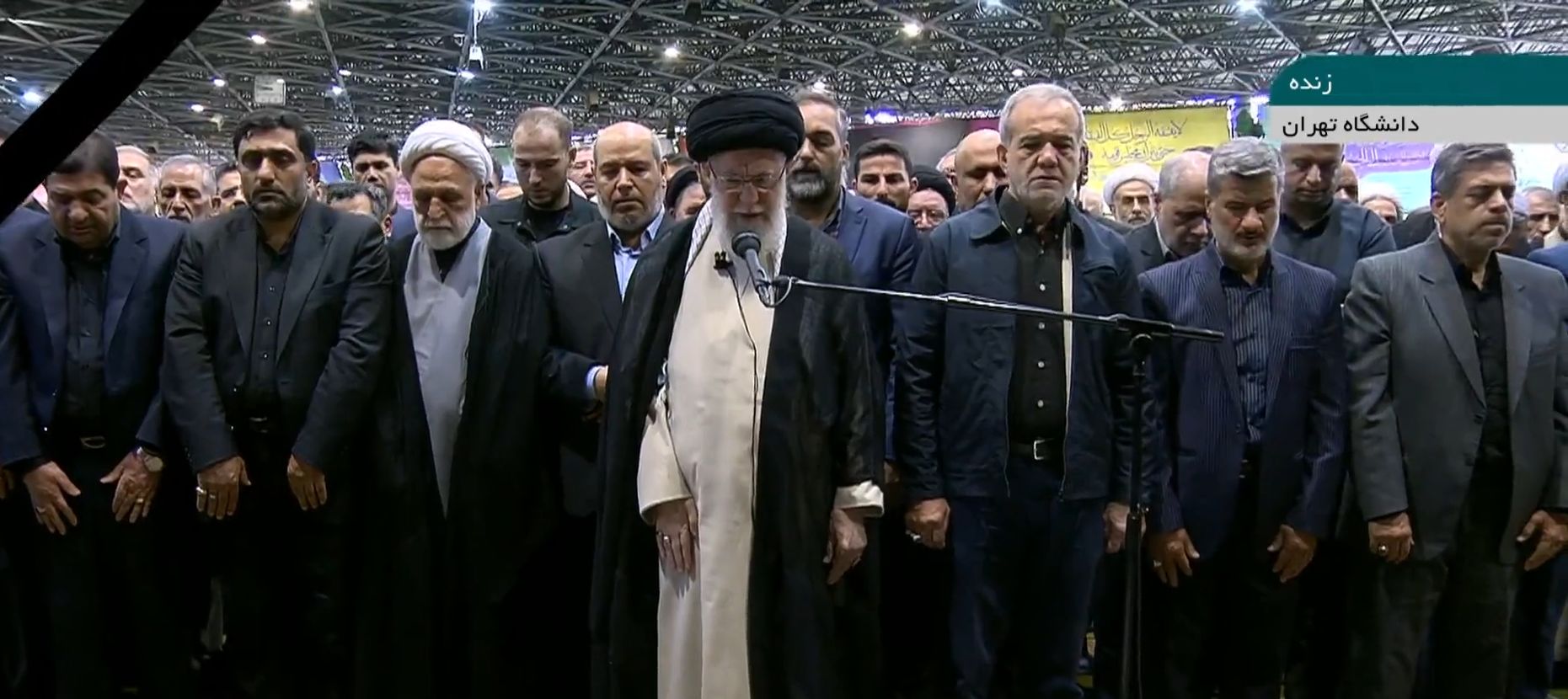 وداع رهبر انقلاب با پیکر شهید اسماعیل هنیه