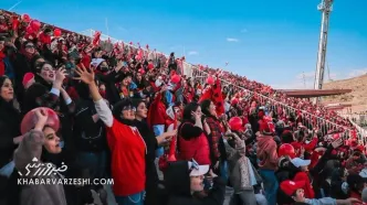 ویدیو| پرچم بزرگ تراکتور مقابل پرسپولیس به اهتزاز درآمد