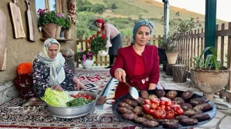 (ویدئو) پخت کتلت با پلو به روش مادر و دختر روستایی گیلانی