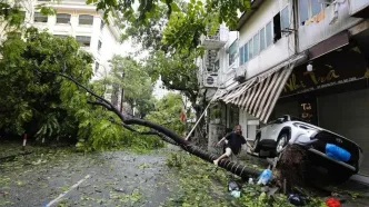 (ویدئو) تلاش کارمندان یک هتل برای در امان ماندن از طوفان