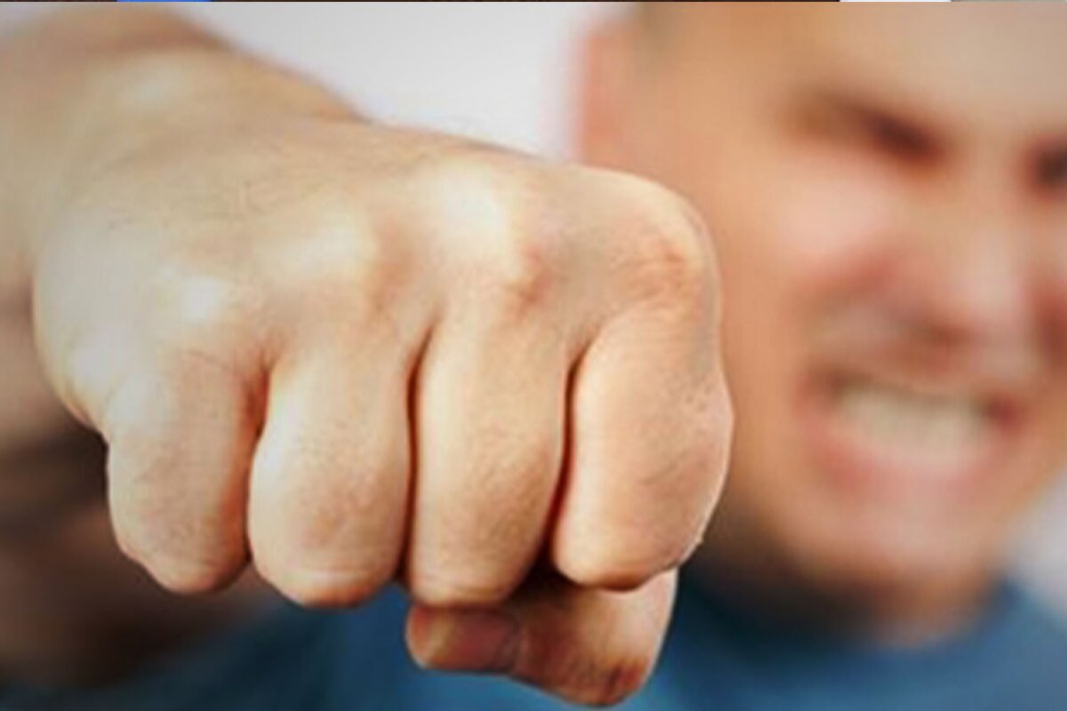 شرب و شتم یک معلم توسط پدر دانش آموز