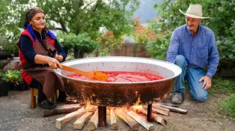 (ویدئو) غذای روستایی در آذربایجان؛ پخت پیتزا و ماکارونی به روش محلی