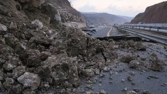 سقوط خطرناک سنگ روی یک ماشین در جاده چالوس | نجات جان معجزه‌آسای راننده +عکس