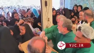 (ویدئو) وزیر امور خارجه در  چایخانه امام رضا در حال پذیرایی زائران