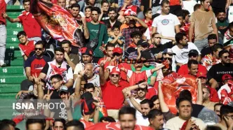 اعتراض هواداران پرسپولیس به رامین رضائیان با پرتاب بطری آب