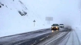 بارش برف و مه‌گرفتگی سنگین در جاده چالوس / رانندگان مراقب باشند