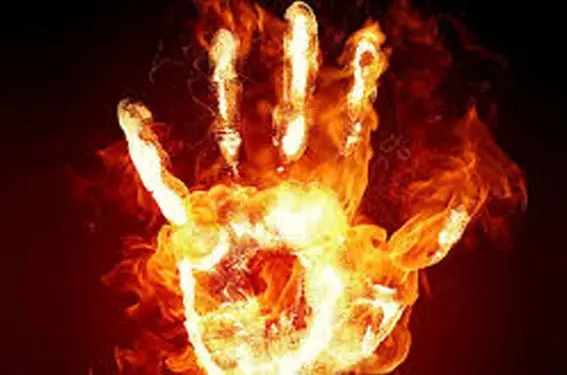 چرا استاندار خوزستان برای دلجویی از خانواده پسر اهوازی که خودسوزی کرد وارد عمل نمی‌شود؟