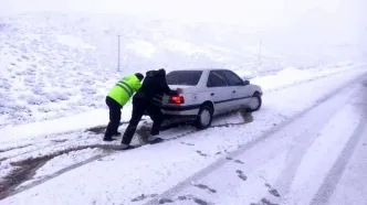 امدادرسانی پلیس به در برف ماندگان (ویدئو)