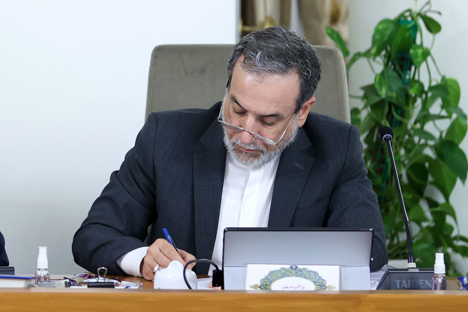 پیام عراقچی به فرماندهان جدید نیروهای مسلح: وزارت امور خارجه آماده هم‌افزایی با شماست