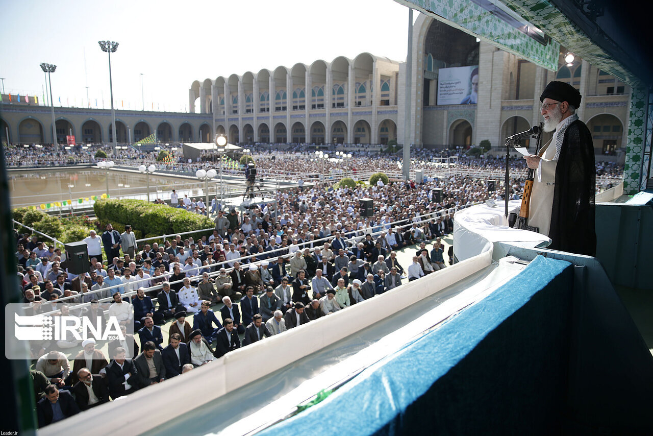 ببینید | آغاز سخنرانی رهبر انقلاب در نماز جمعه تهران