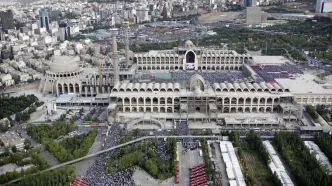 تصویری از مداحی میثم مطیعی در مصلای تهران در حضور رهبر انقلاب